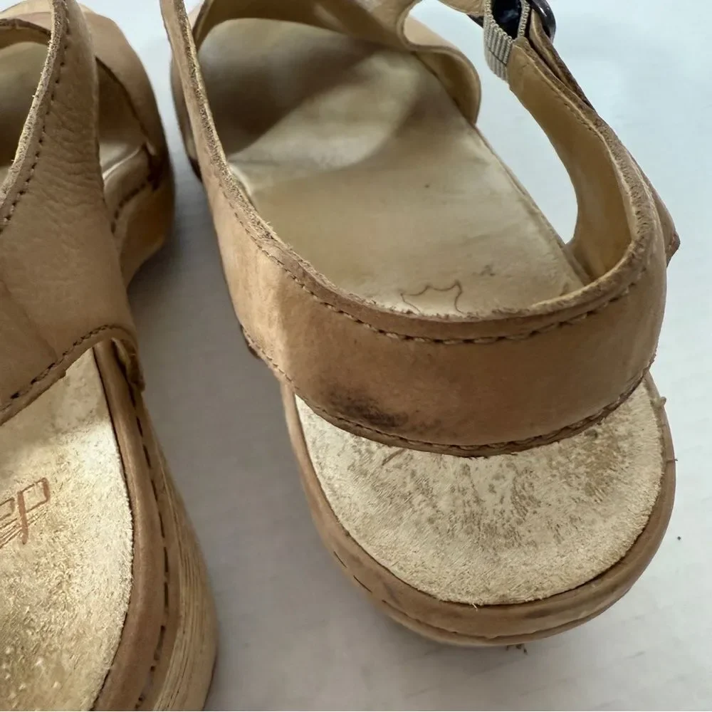 Dansko Womens Laverne Sand Milled Nubuck Suede Sandals Size 9.5-10‎